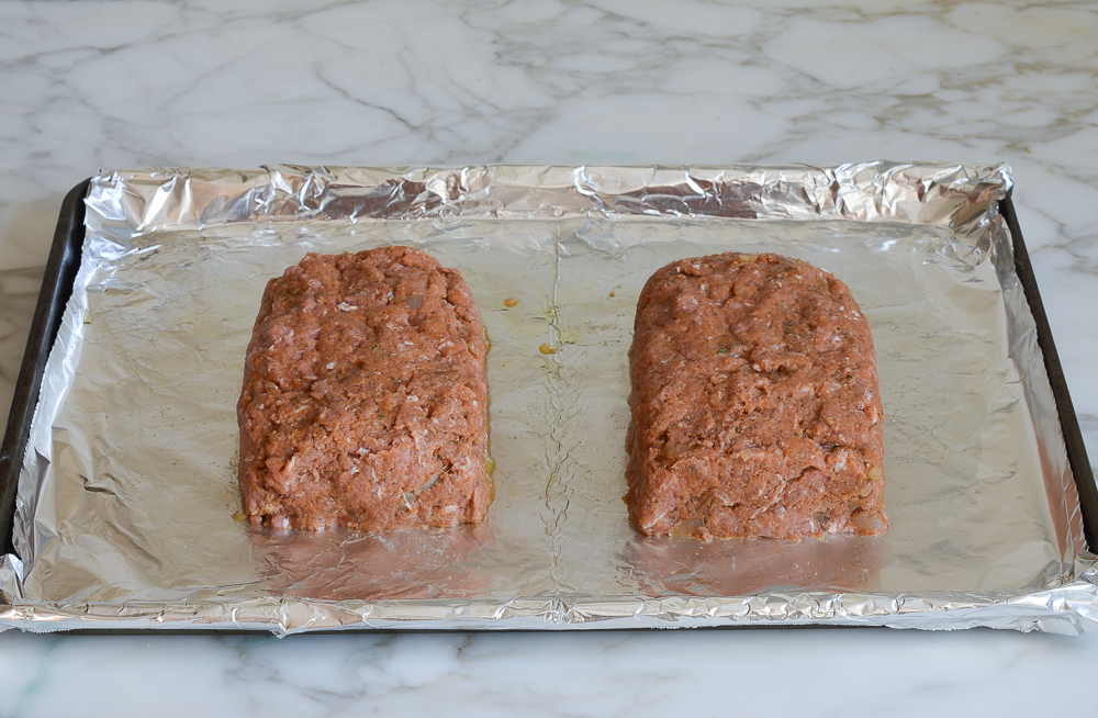 pains de viande de dinde de forme libre sur une plaque à pâtisserie