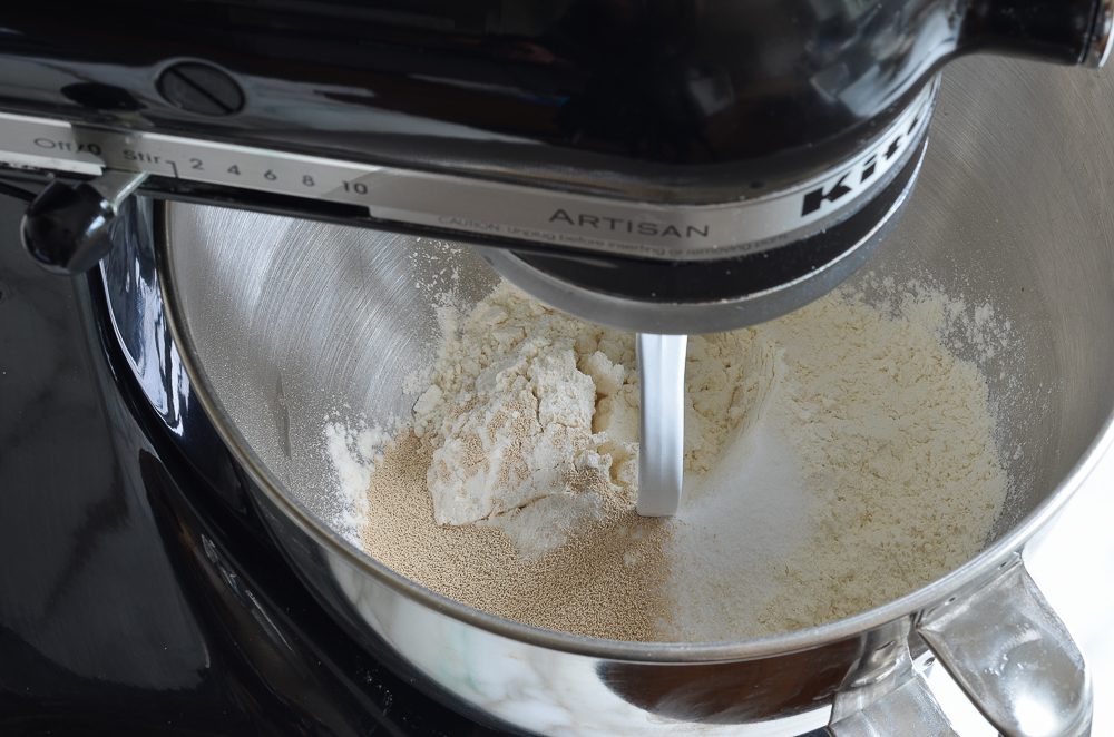 farine, levure et sel dans un mixeur