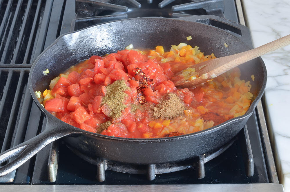 Ajouter les tomates et les épices dans la poêle