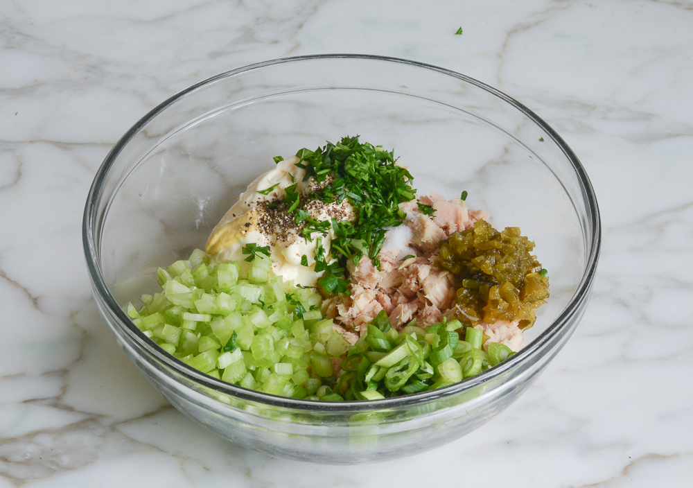 ingrédients de la salade de thon dans un bol à mélanger