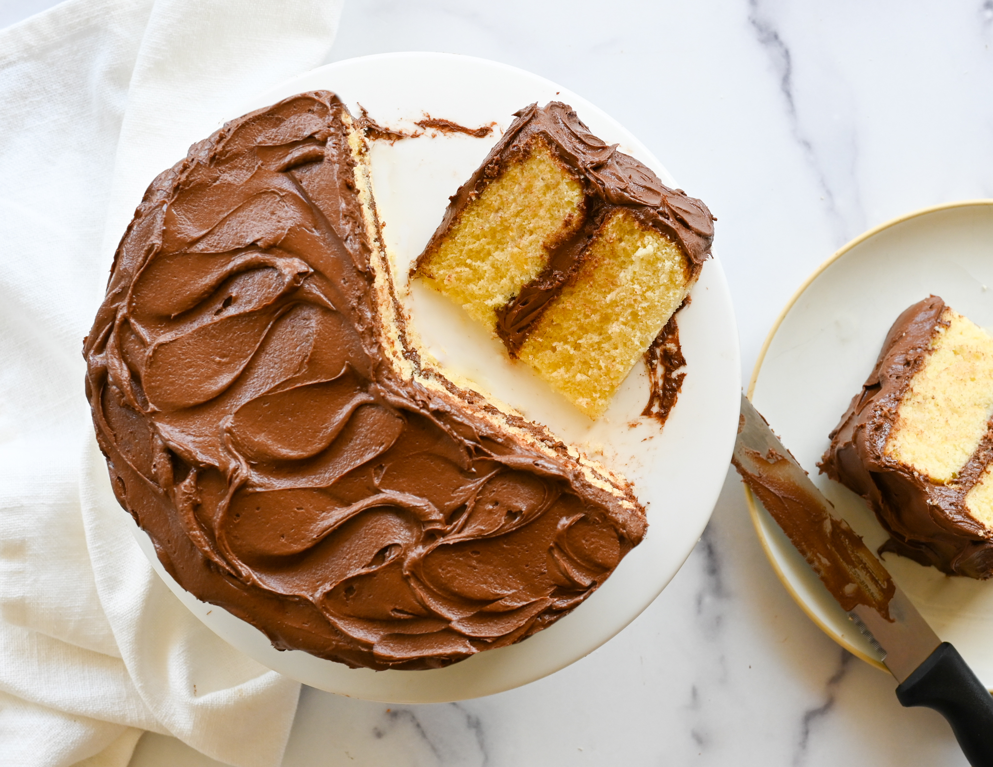 Gâteau jaune avec crème au beurre riche au chocolat – Once Upon a Chef