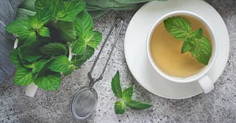 12 avantages scientifiques du thé à la menthe poivrée et des extraits