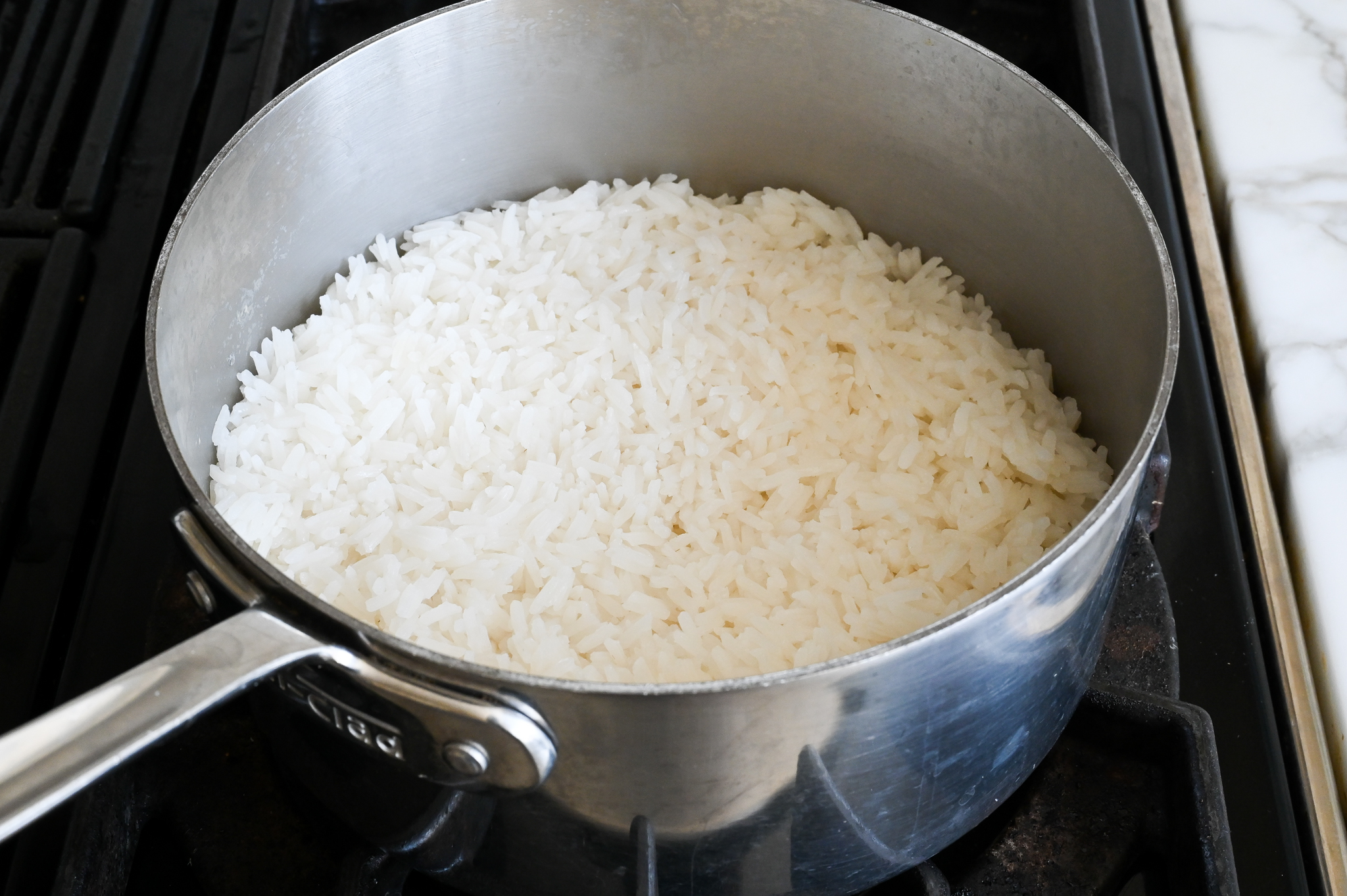 riz au jasmin cuit dans une casserole
