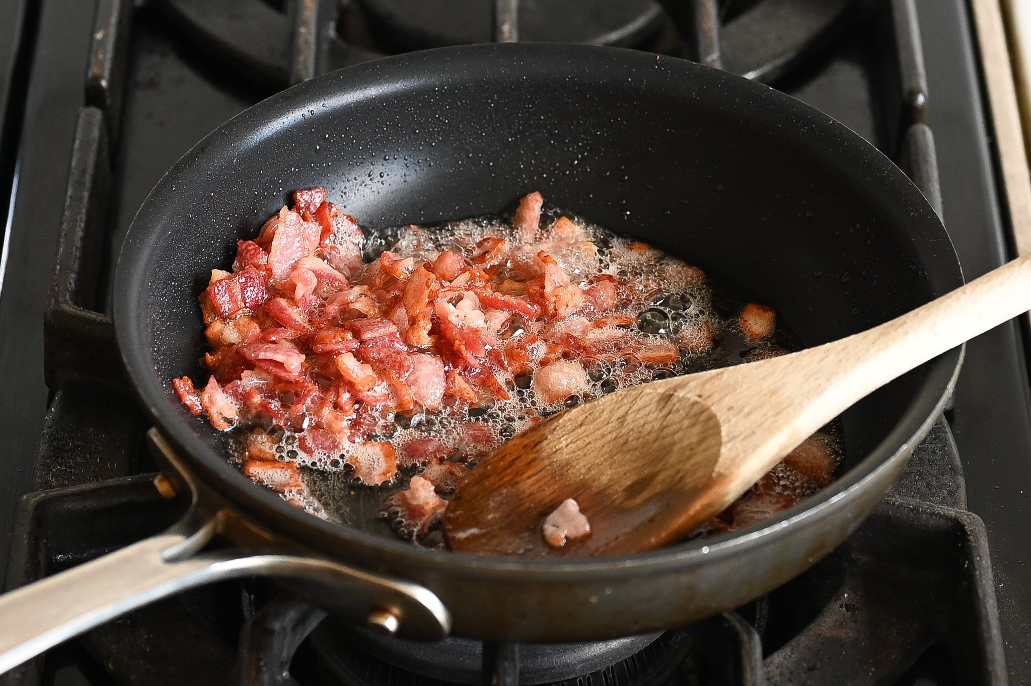 bacon cuit croustillant dans une poêle