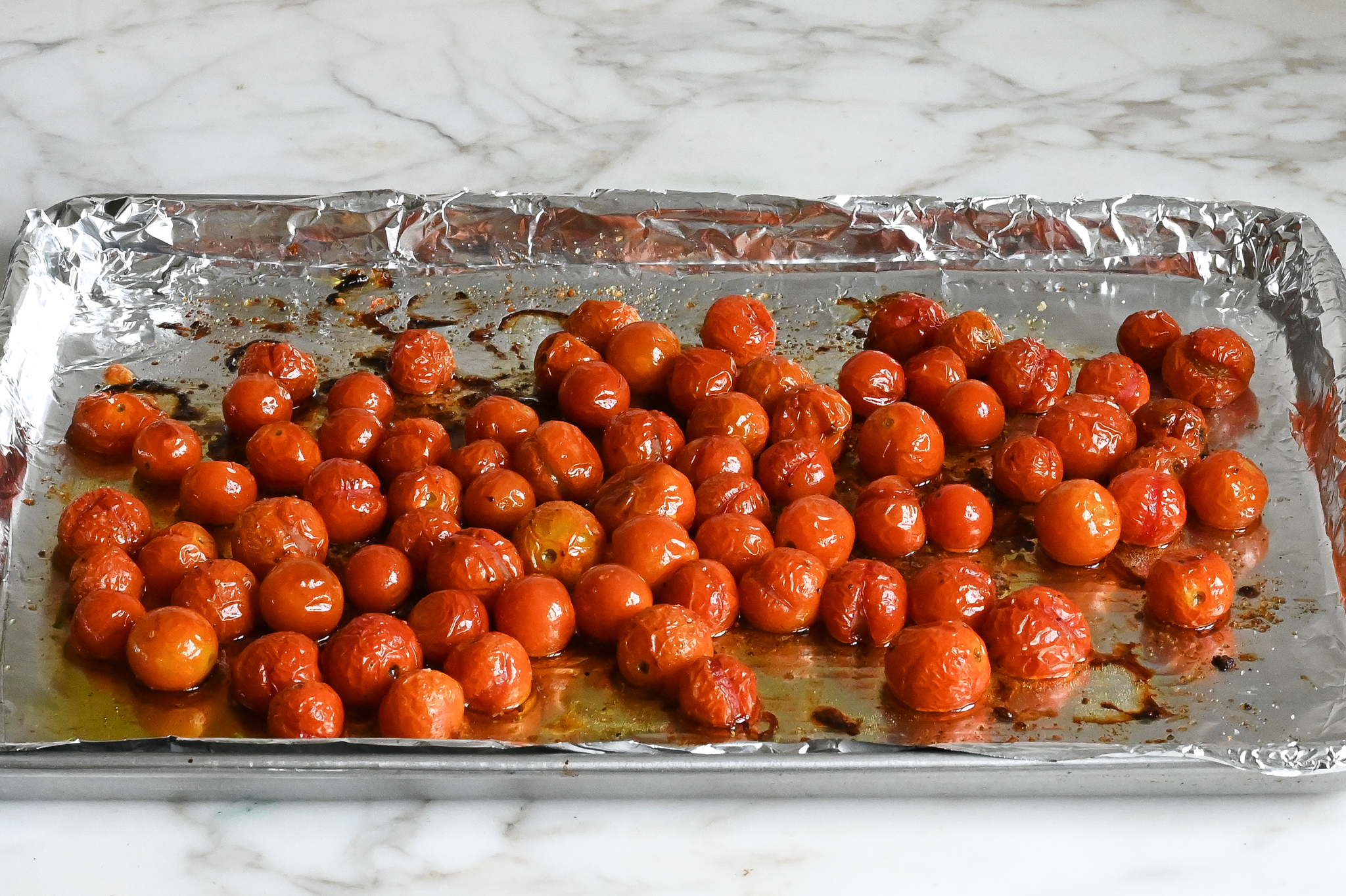 tomates cerises rôties sur une plaque à pâtisserie