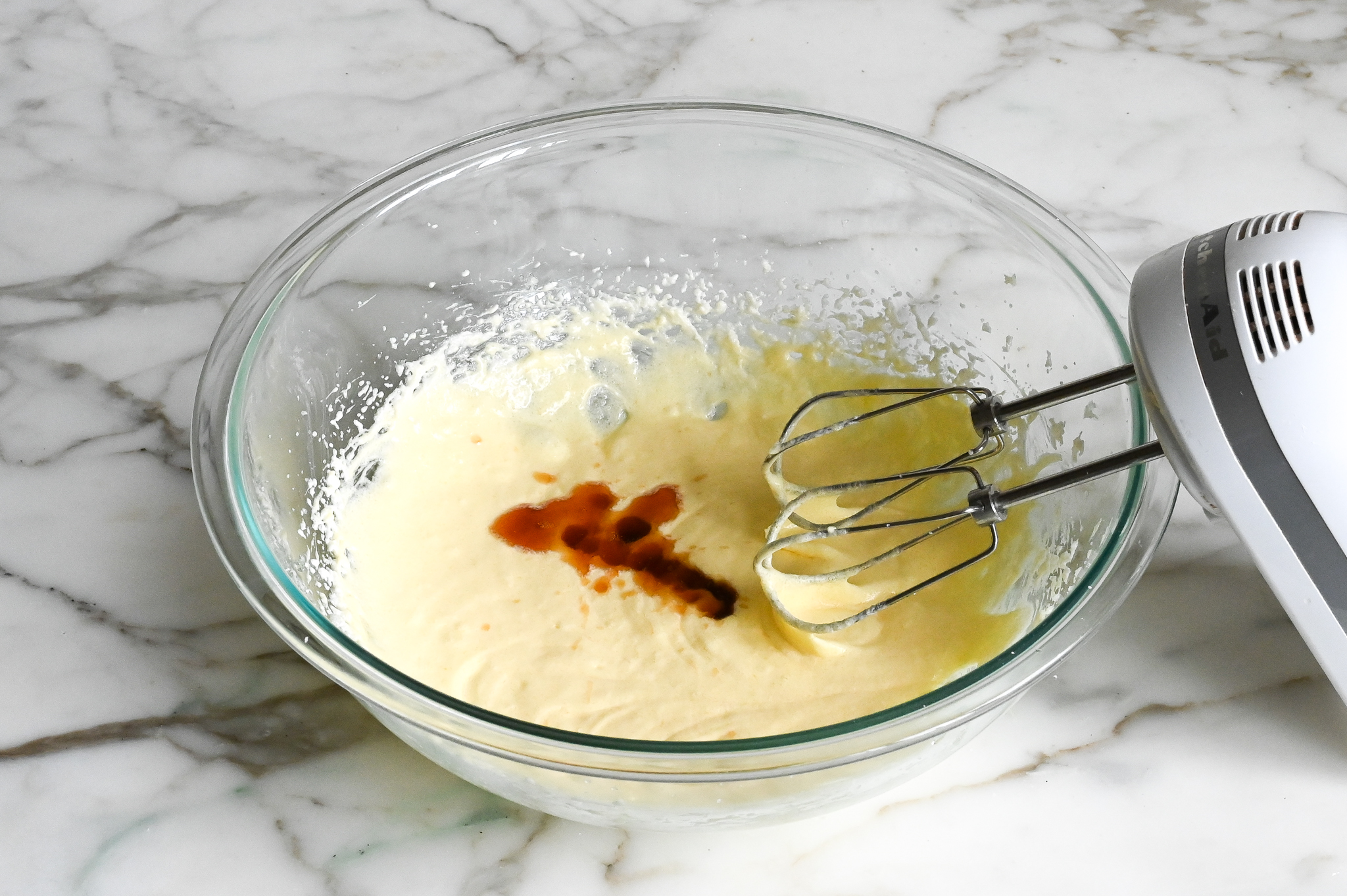 ajouter les extraits de vanille et d'amande à la pâte