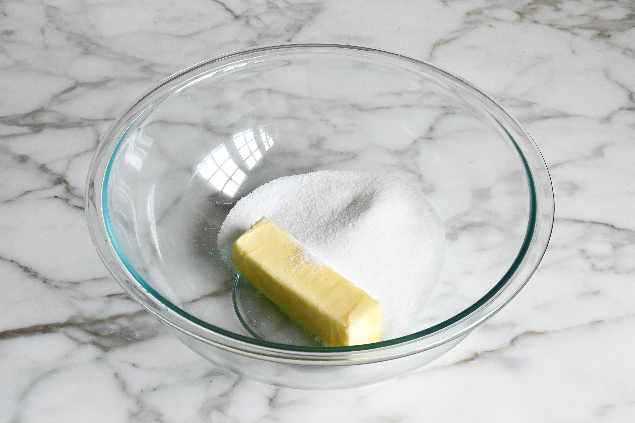 beurre et sucre dans un bol à mélanger