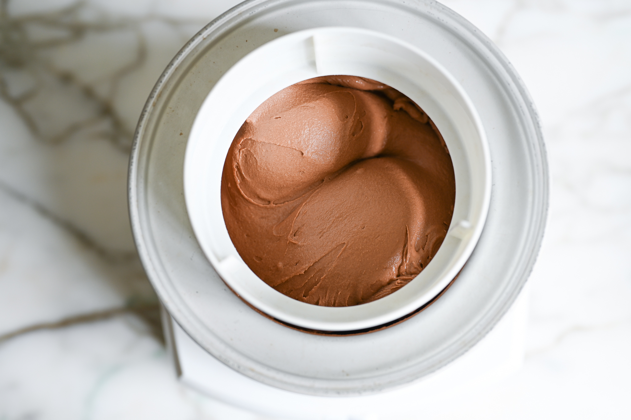 Barattage de glace au chocolat dans une machine à crème glacée