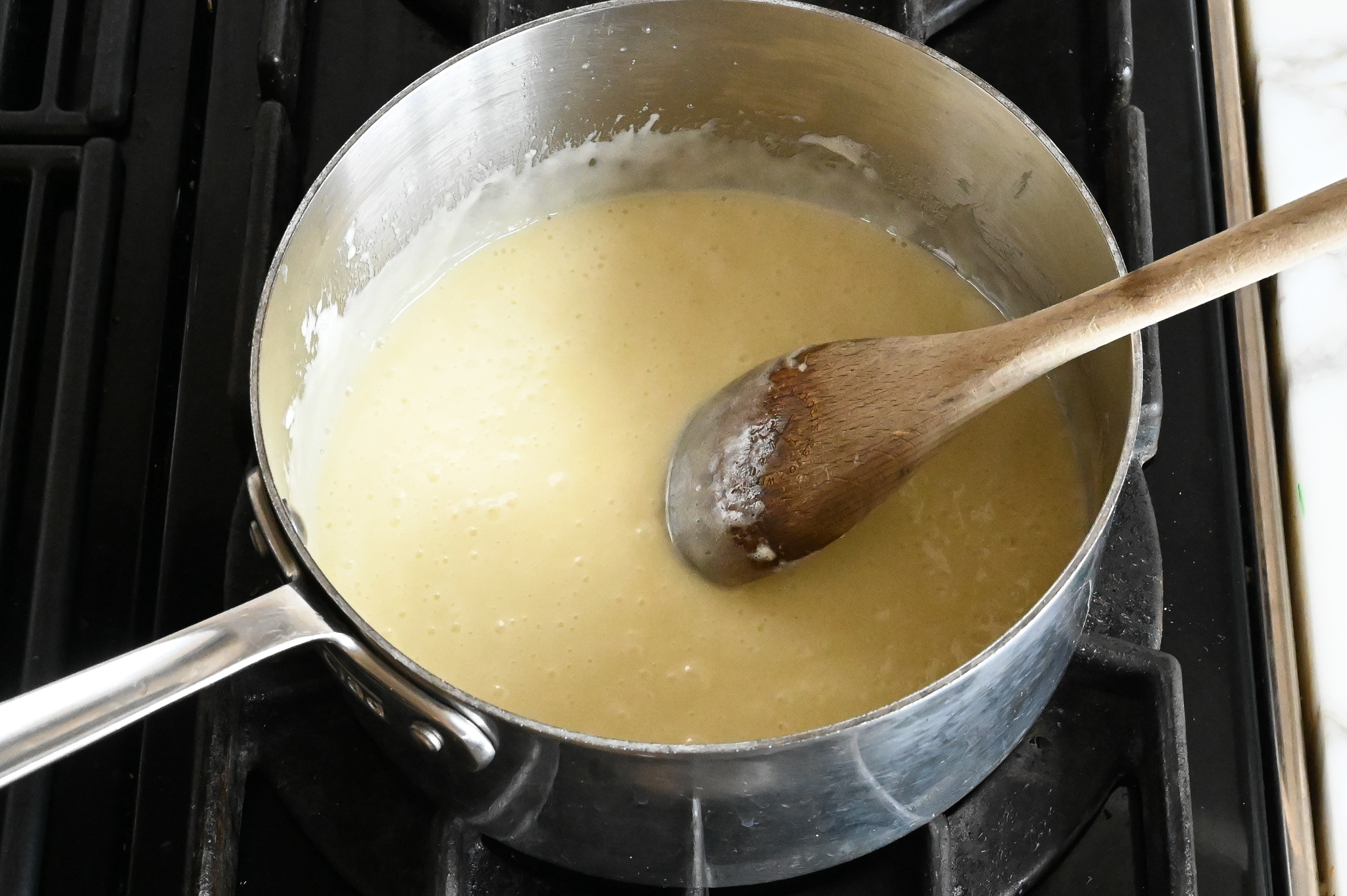 guimauves fondues et beurre dans une casserole