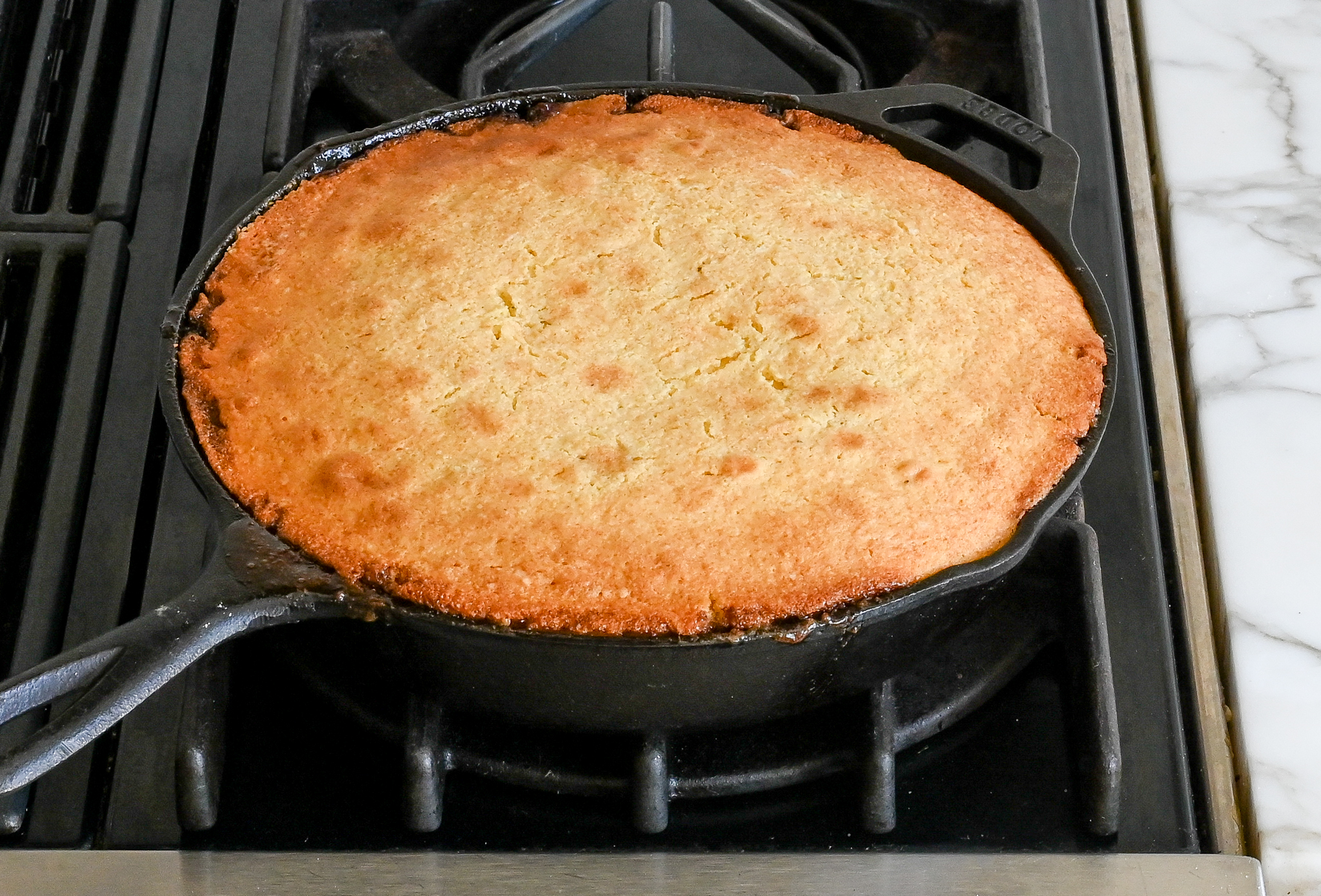 gâteau aux cerises cuit dans une poêle