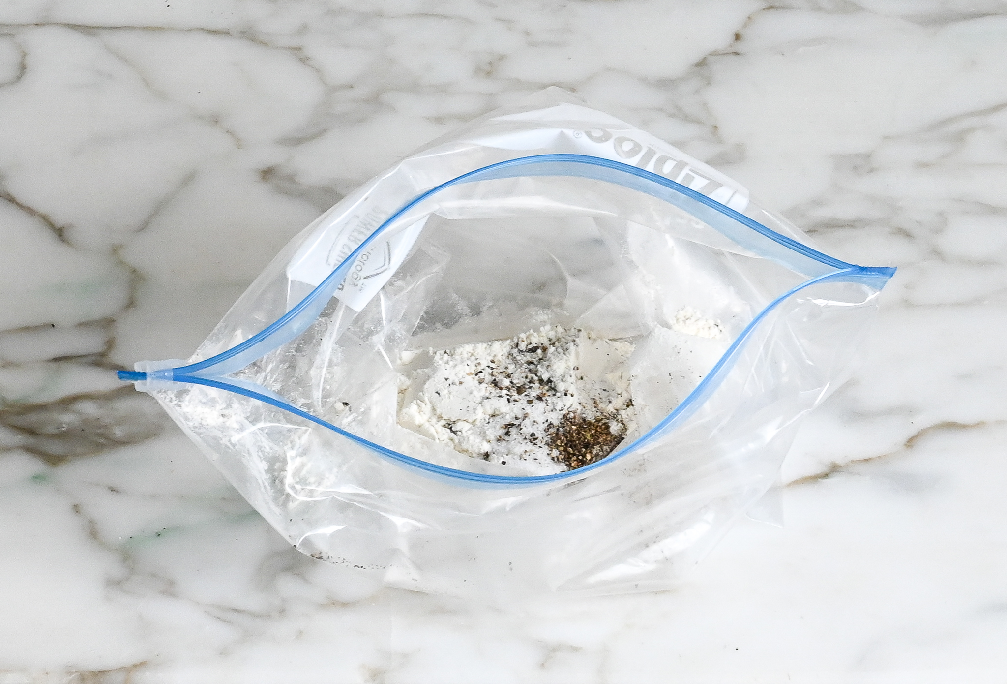 farine, sel et poivre dans un sac ziplock 