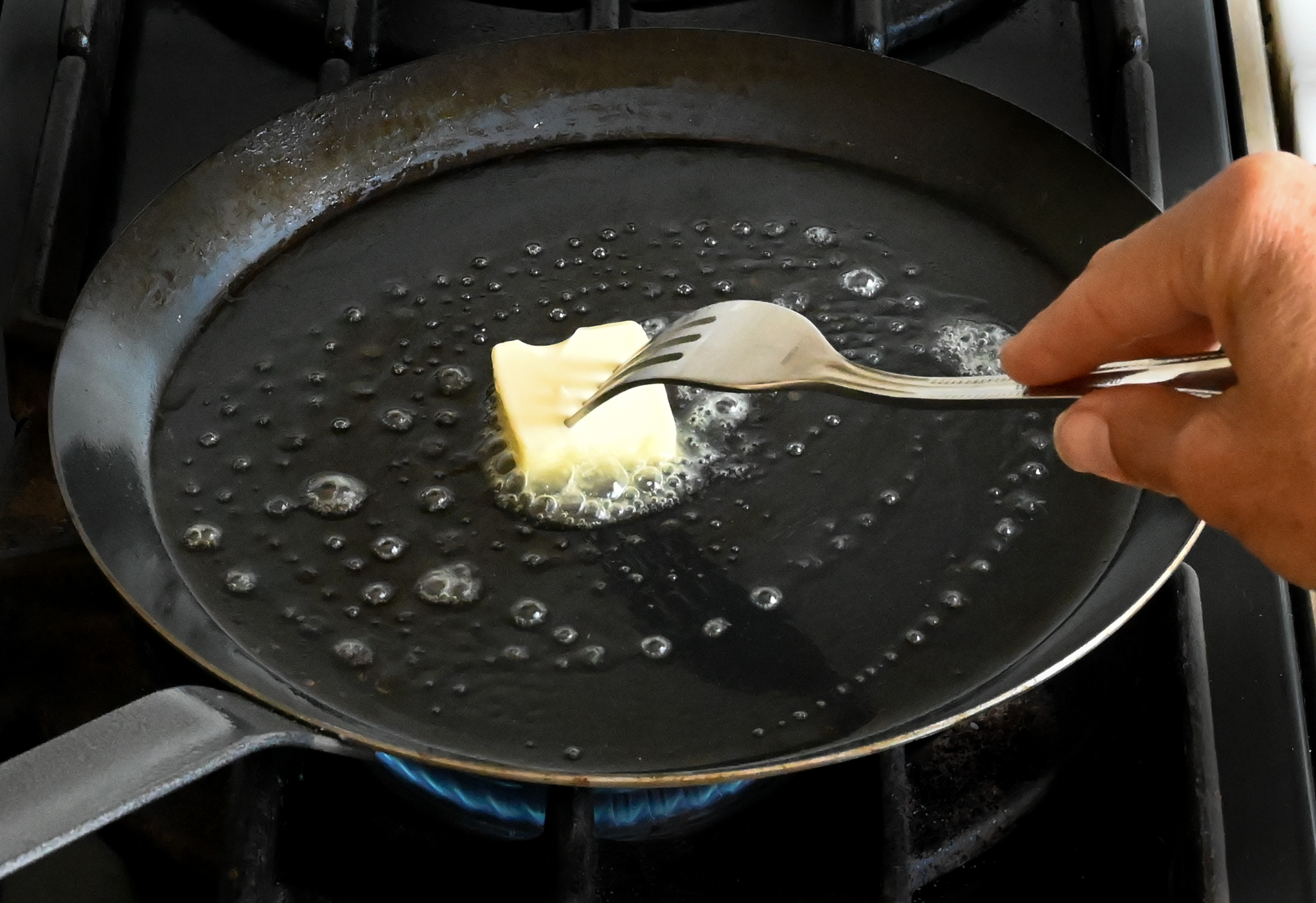 graisser la poêle à crêpe avec du beurre