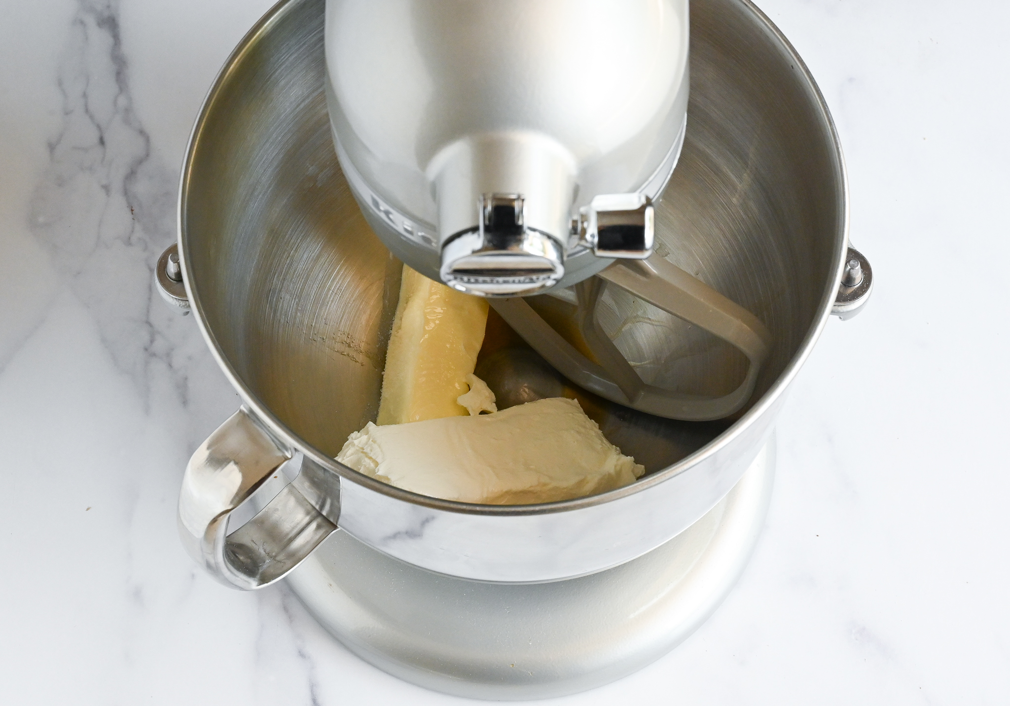 beurre, fromage à la crème et vanille au mixeur