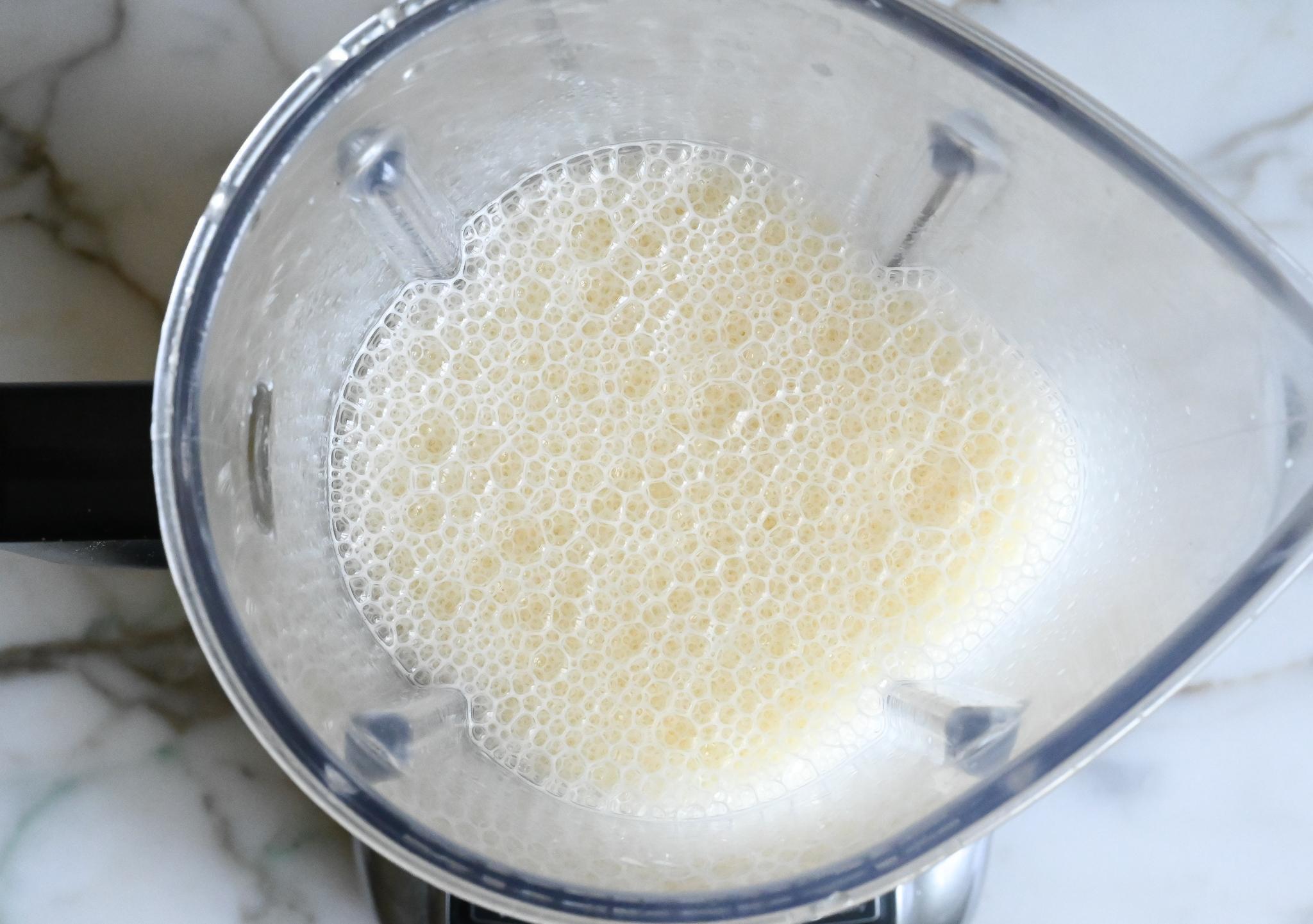 oeufs, lait, sucre, extrait de vanille et sel dans un mixeur