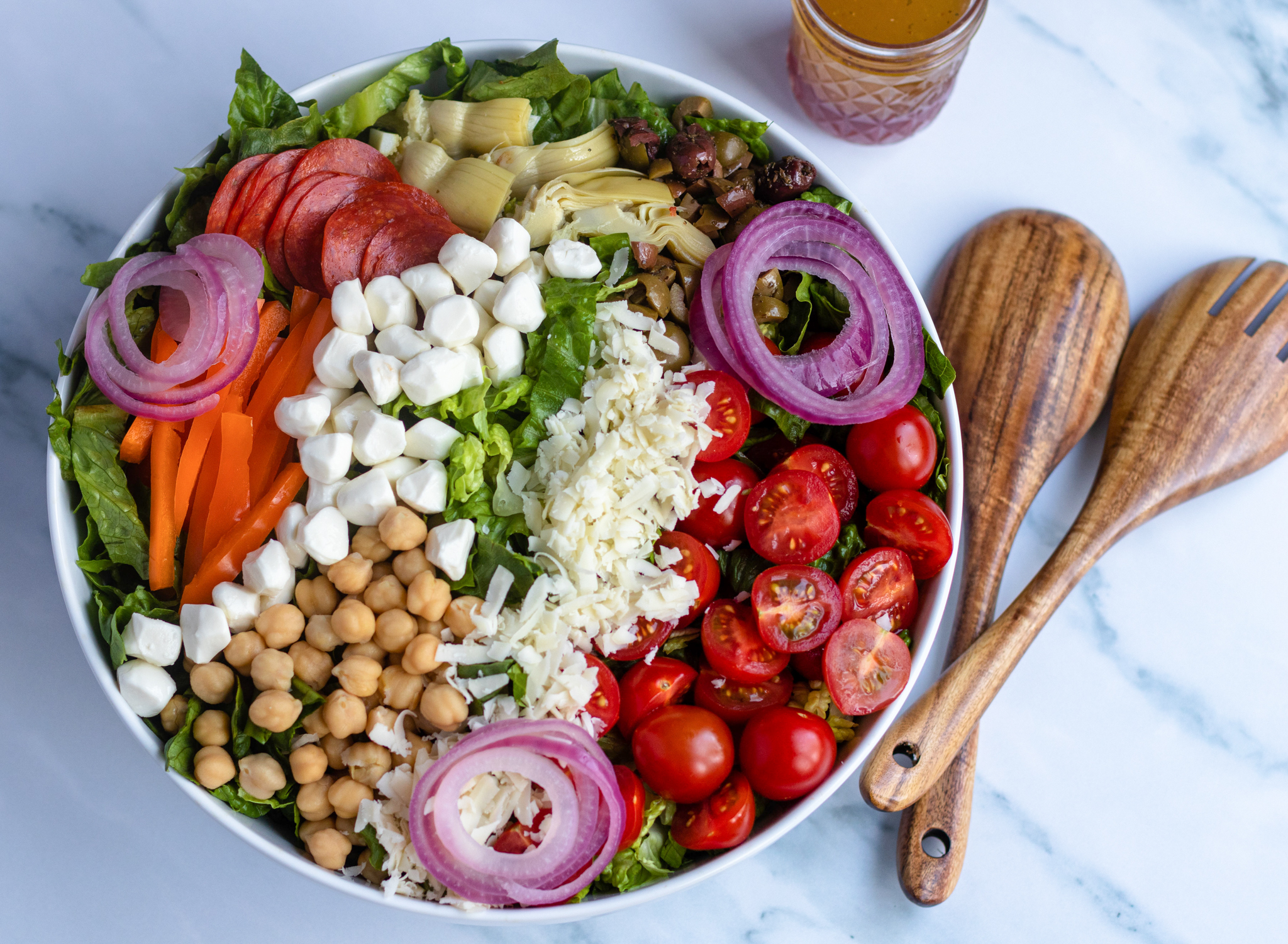 ingrédients de la salade d'antipasti dans un grand bol