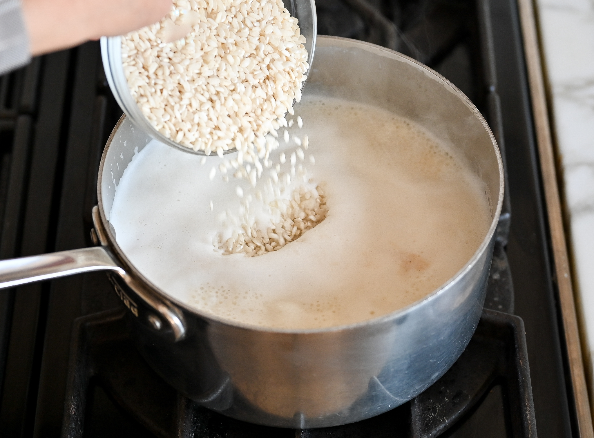 ajouter le riz au mélange de lait bouillant.