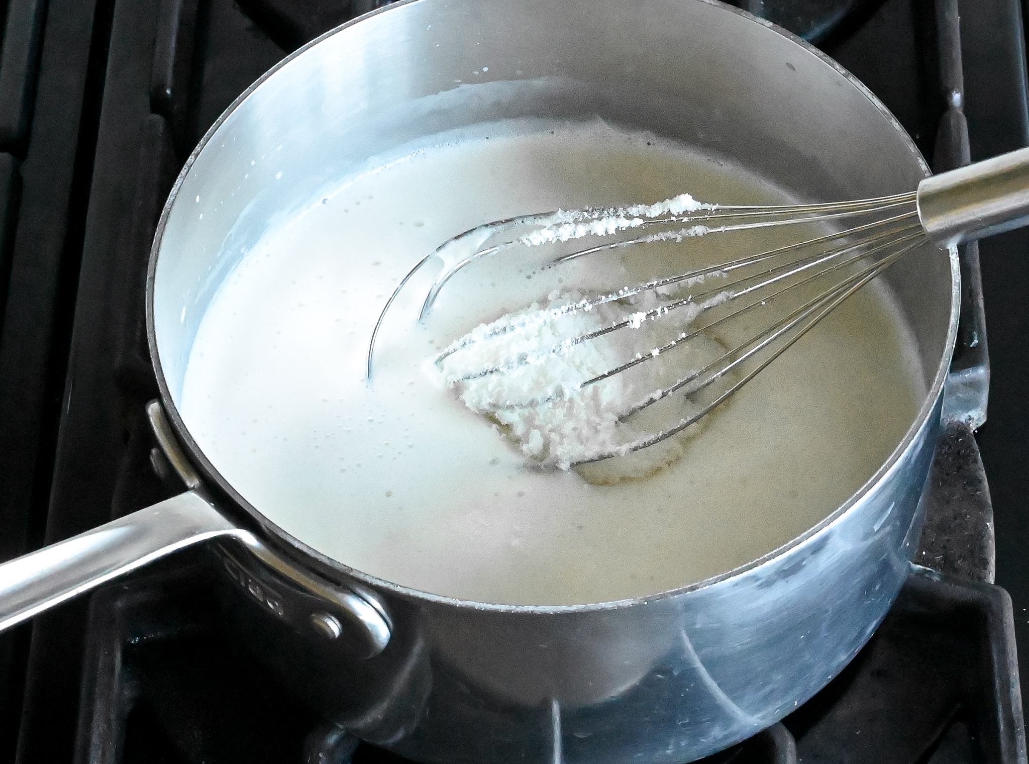ajouter le mélange de lait en poudre et de sucre au mélange de crème et de lait