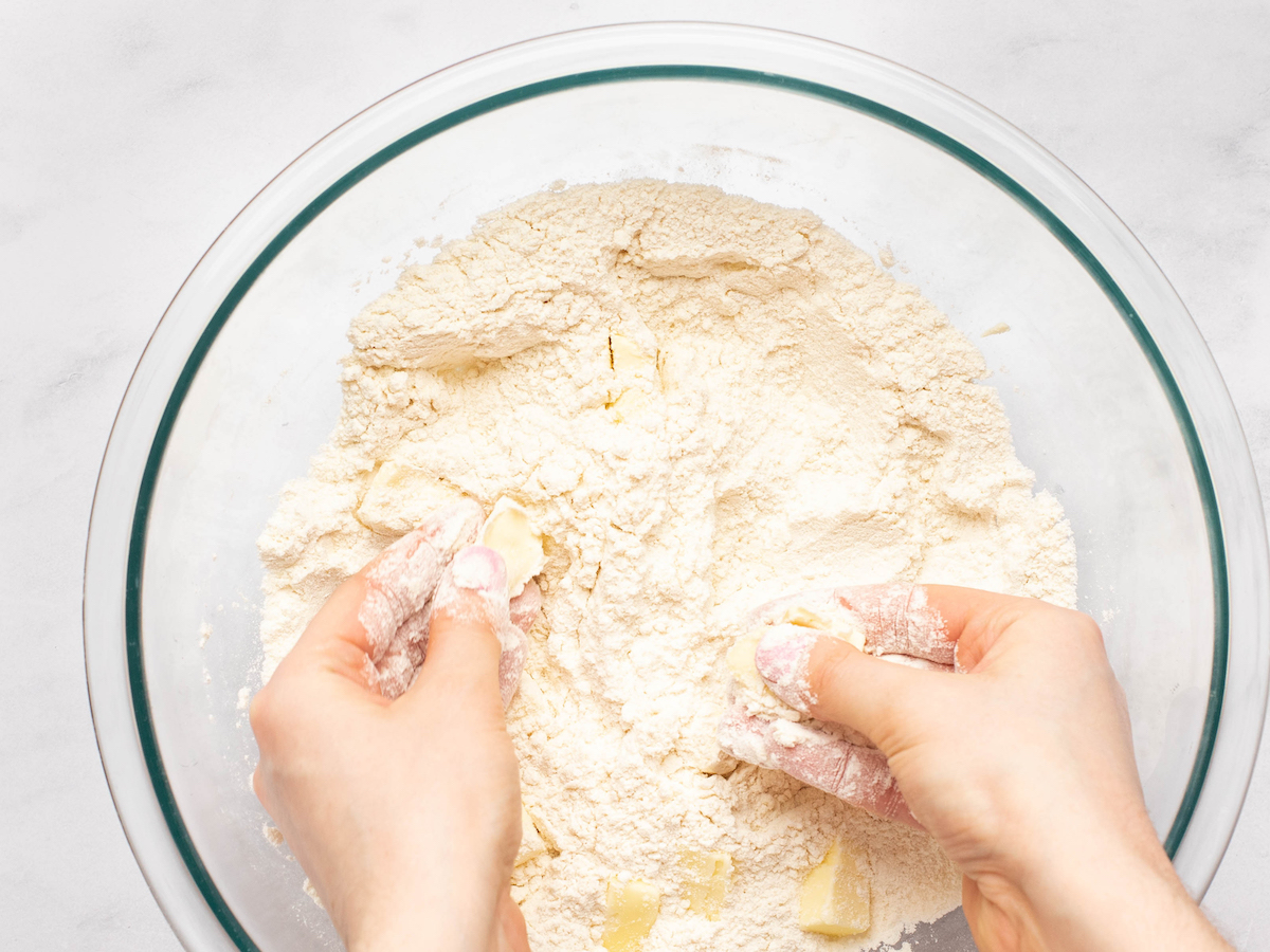 couper le beurre dans les ingrédients secs