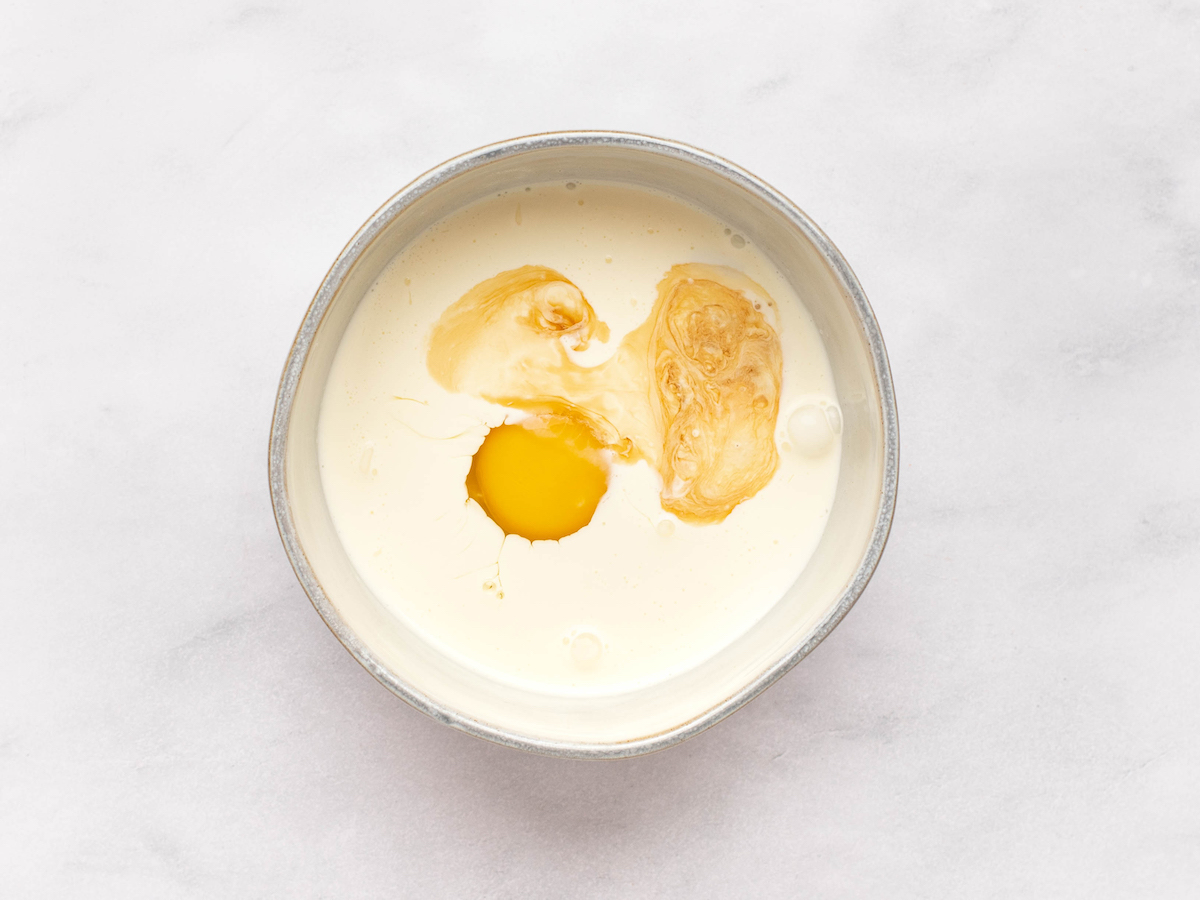 œuf, vanille et crème épaisse dans un bol à mélanger