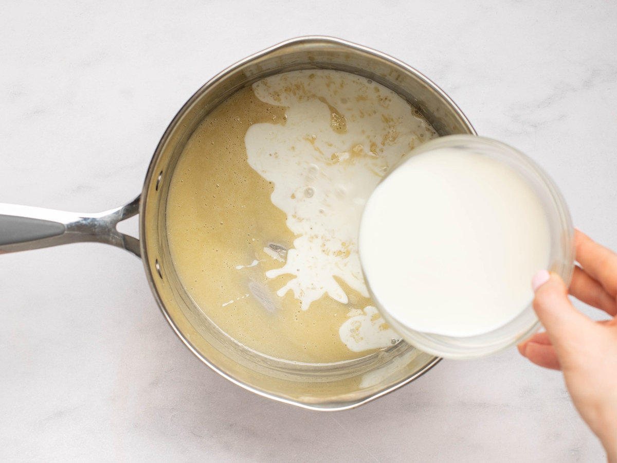 ajouter le lait au mélange farine et beurre