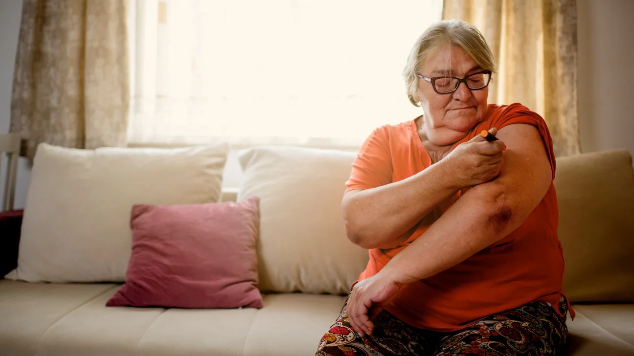 femme âgée se faisant une injection d'insuline